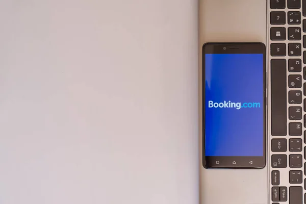 Booking.com-Logo auf Smartphone — Stockfoto