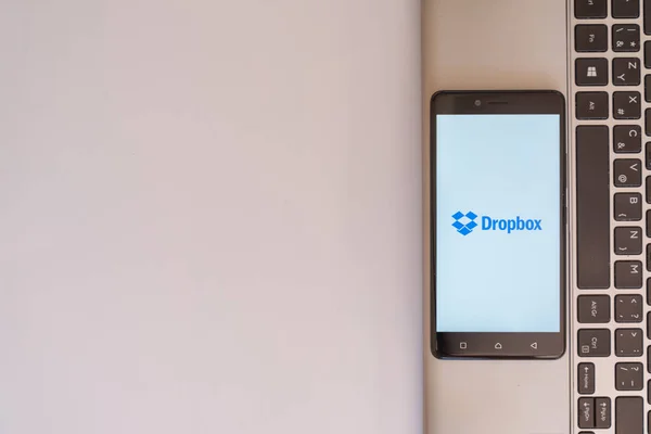 Logotipo de Dropbox en smartphone — Foto de Stock