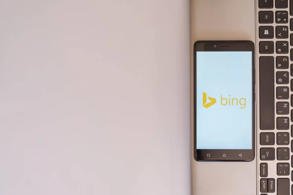 Логотип Microsoft Bing на смартфоне — стоковое фото