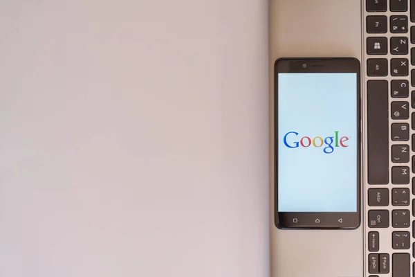 Логотип Google на смартфоне — стоковое фото