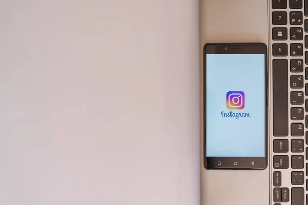 Logo Instagram en smartphone —  Fotos de Stock