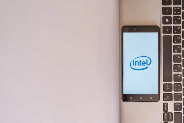 Logo Intel na smartphone — Zdjęcie stockowe