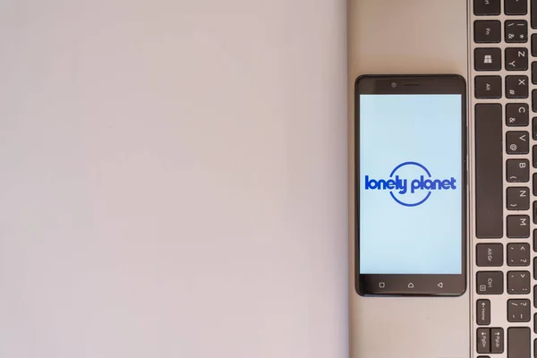 Lonely Planet logo na smartphone — Zdjęcie stockowe