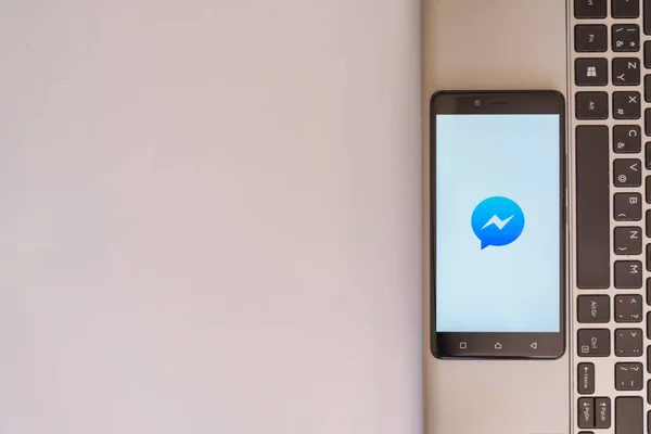 Facebook messenger logo smartphone cep telefonu ile — Stok fotoğraf