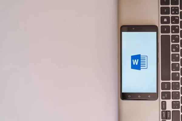 Logotipo do Microsoft Office Word no smartphone — Fotografia de Stock