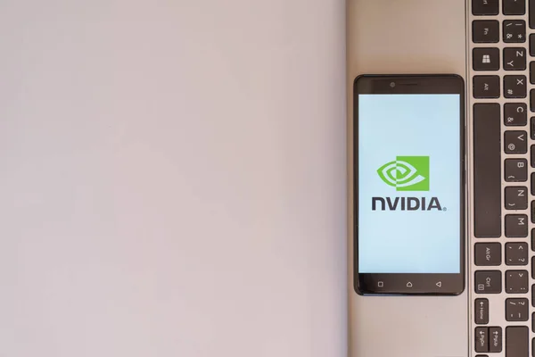 Логотип Nvidia на смартфоне — стоковое фото