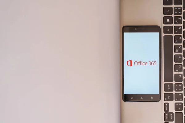 Logotipo Microsoft Office 365 no smartphone — Fotografia de Stock