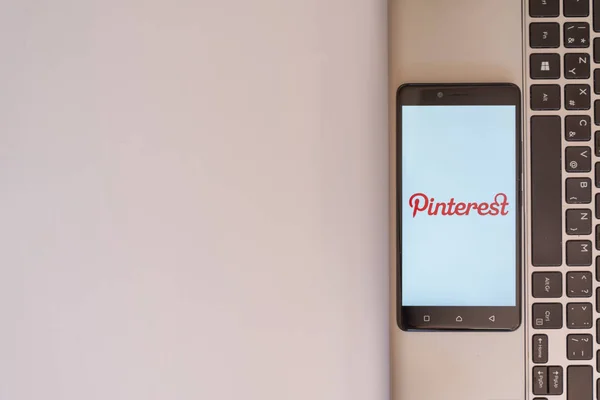 Logo de Pinterest en smartphone —  Fotos de Stock