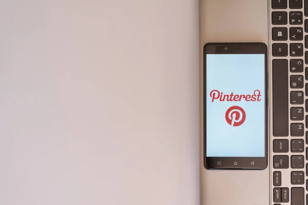 Pinterest logo op smartphone — Stockfoto