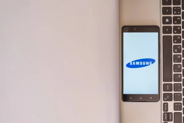 Samsung logo smartphone cep telefonu ile — Stok fotoğraf