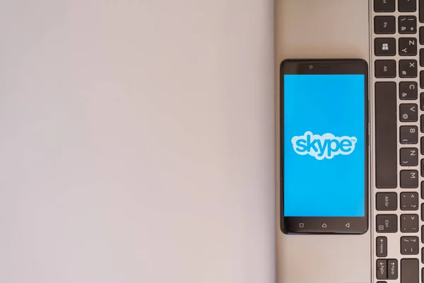 Логотип Skype на смартфоне — стоковое фото