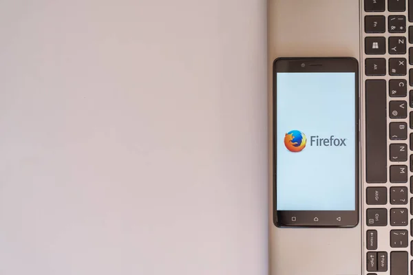 Logotipo de Mozilla firefox en smartphone — Foto de Stock
