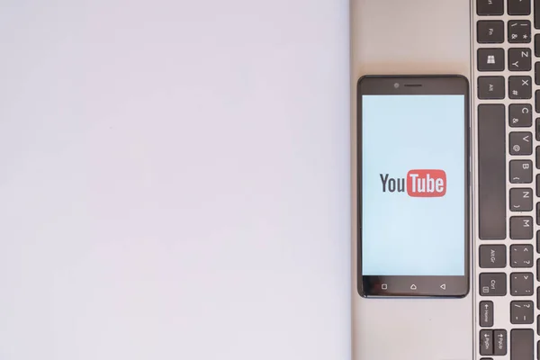 Логотип Youtube на смартфоне — стоковое фото