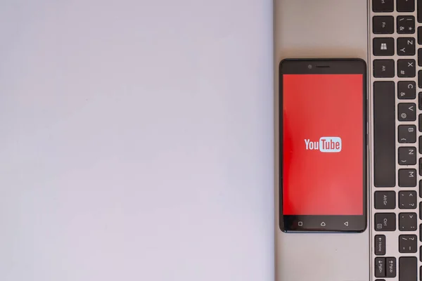 Logotipo de Youtube en smartphone —  Fotos de Stock