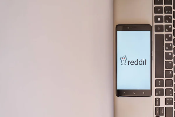 Reddit-Logo auf dem Smartphone — Stockfoto