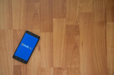 Mail.ru logo üstünde smartphone perde ahşap arka plan üzerinde.