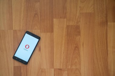Opera mini logo üstünde smartphone perde ahşap arka plan üzerinde.