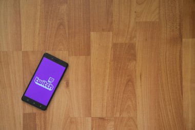Logo üstünde smartphone perde ahşap arka plan üzerinde twitch.