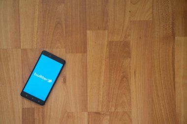 Logo üstünde smartphone perde ahşap arka plan üzerinde twitter.