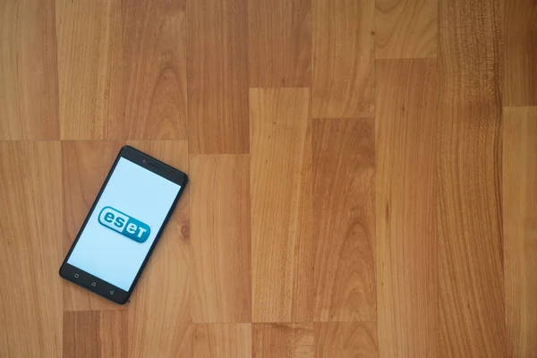 ESET logo na obrazovku smartphonu na dřevěné pozadí. — Stock fotografie