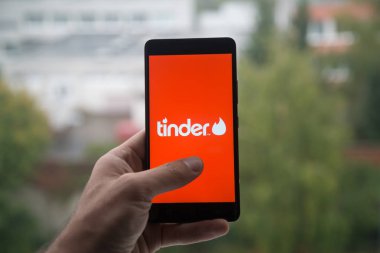 Üstünde belgili tanımlık perde smartphone parmak ile KAV logolu tutan adam.