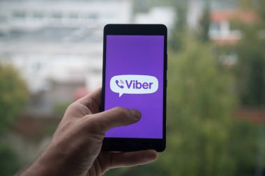Üstünde belgili tanımlık perde smartphone parmak logolu Viber ile tutan adam.