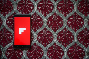 Flipboard logo üstünde smartphone perde