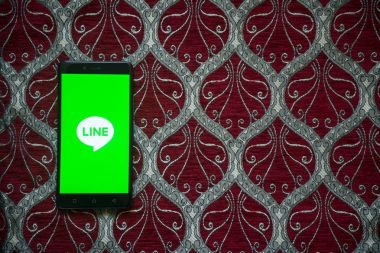 Satır logo üstünde smartphone perde