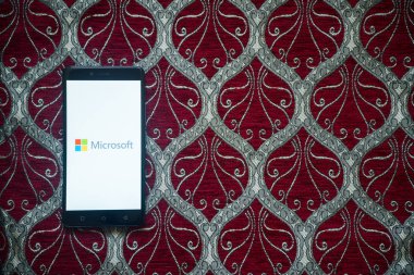 Microsoft logo üstünde smartphone perde