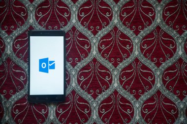 Microsoft office outlook logo üstünde smartphone perde