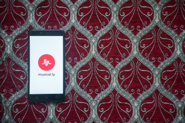Musical.ly logo üstünde smartphone perde