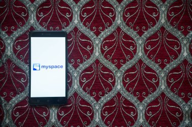 MySpace logo üstünde smartphone perde