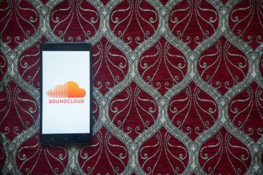 SoundCloud logo üstünde smartphone perde