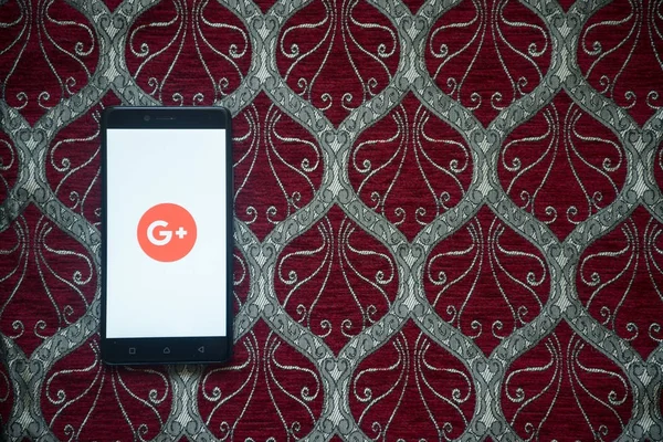 Google plus logo op smartphone scherm — Stockfoto