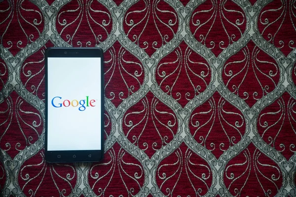 Логотип Google на экране смартфона — стоковое фото