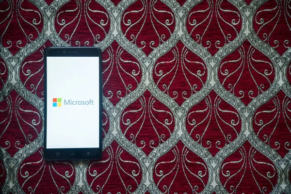 Logo de Microsoft en la pantalla del teléfono inteligente —  Fotos de Stock