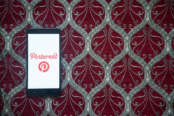 Pinterest logo op smartphone scherm — Stockfoto