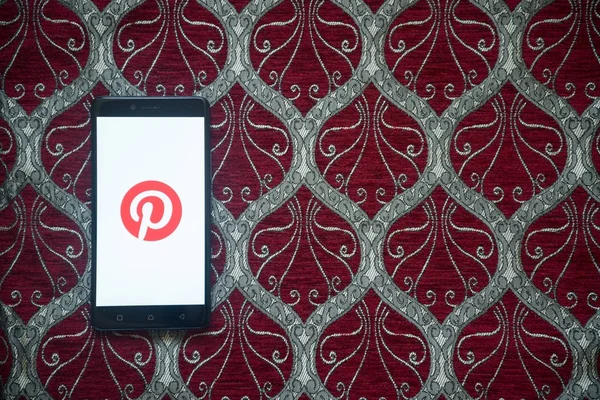 Λογότυπο του Pinterest smartphone στην οθόνη — Φωτογραφία Αρχείου