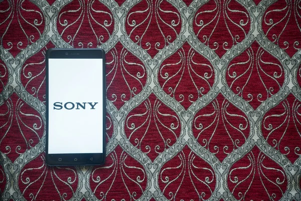 Logotipo Sony na tela do smartphone — Fotografia de Stock