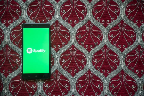 Spotify λογότυπο στην οθόνη του smartphone — Φωτογραφία Αρχείου