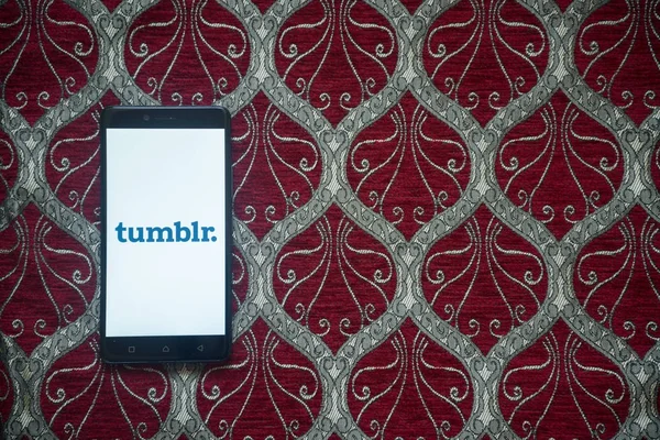 Tumblr logo op smartphone scherm — Stockfoto