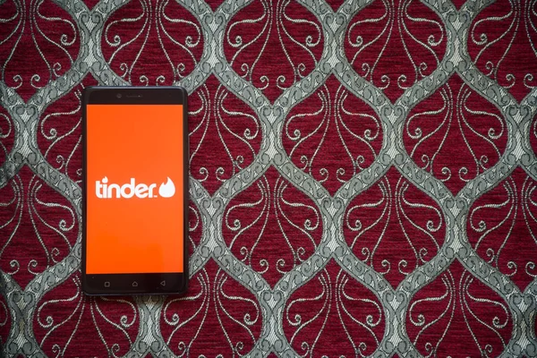 Tinder logo op smartphone scherm — Stockfoto