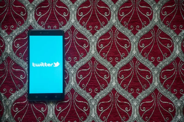 Logo de Twitter en la pantalla del smartphone — Foto de Stock