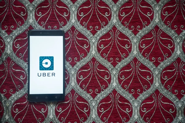 Logo de Uber en la pantalla del smartphone — Foto de Stock