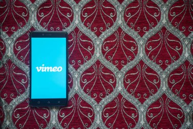 Vimeo logo üstünde smartphone perde