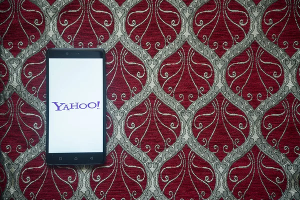 Yahoo logo op smartphone scherm — Stockfoto