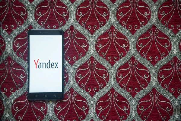 Logo Yandex en la pantalla del smartphone — Foto de Stock