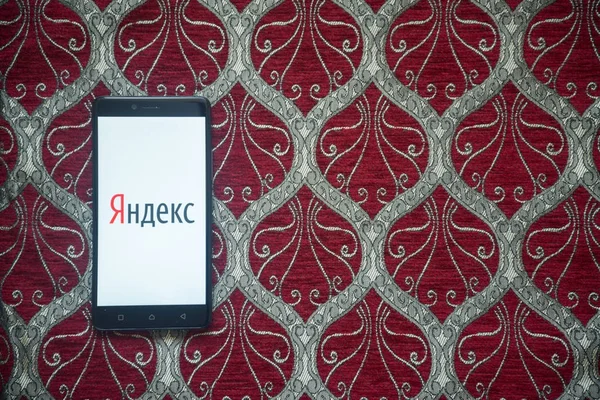 Yandex logotyp på smartphone-skärmen — Stockfoto