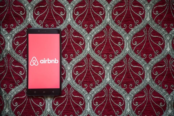 Logo Airbnb pada layar smartphone — Stok Foto