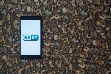 Smartphone küçük taş zemin üzerine logosuna ESET